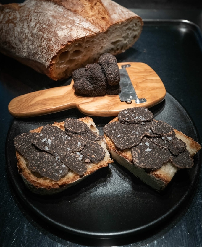 Image de truffes séchées avec des tranches de pain